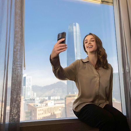 Hotel Pullman Santiago El Bosque Zewnętrze zdjęcie A woman taking a selfie