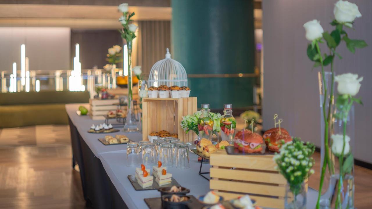 Hotel Pullman Santiago El Bosque Zewnętrze zdjęcie A buffet at a hotel