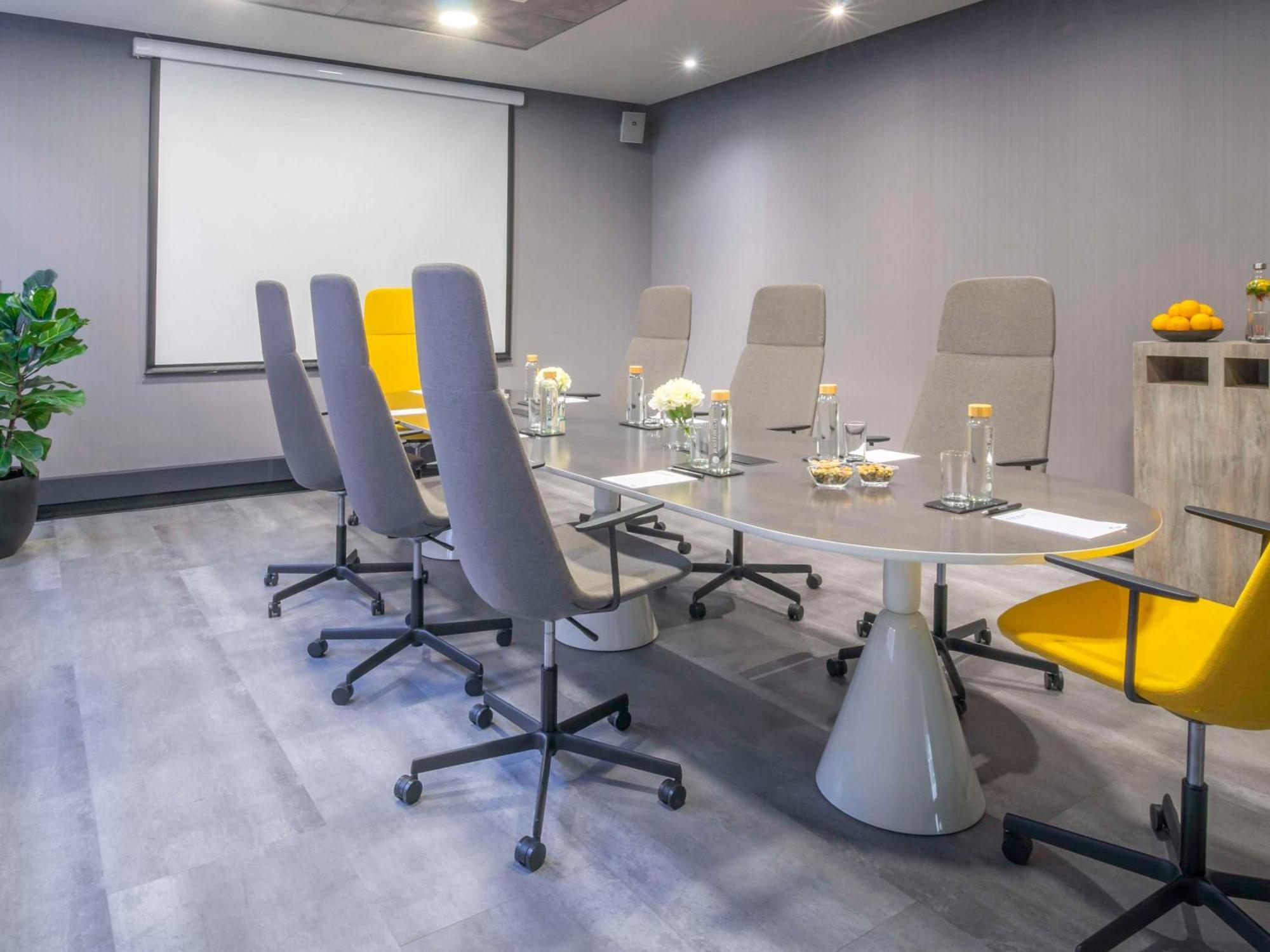 Hotel Pullman Santiago El Bosque Zewnętrze zdjęcie Meeting room at the University of Law, Birmingham