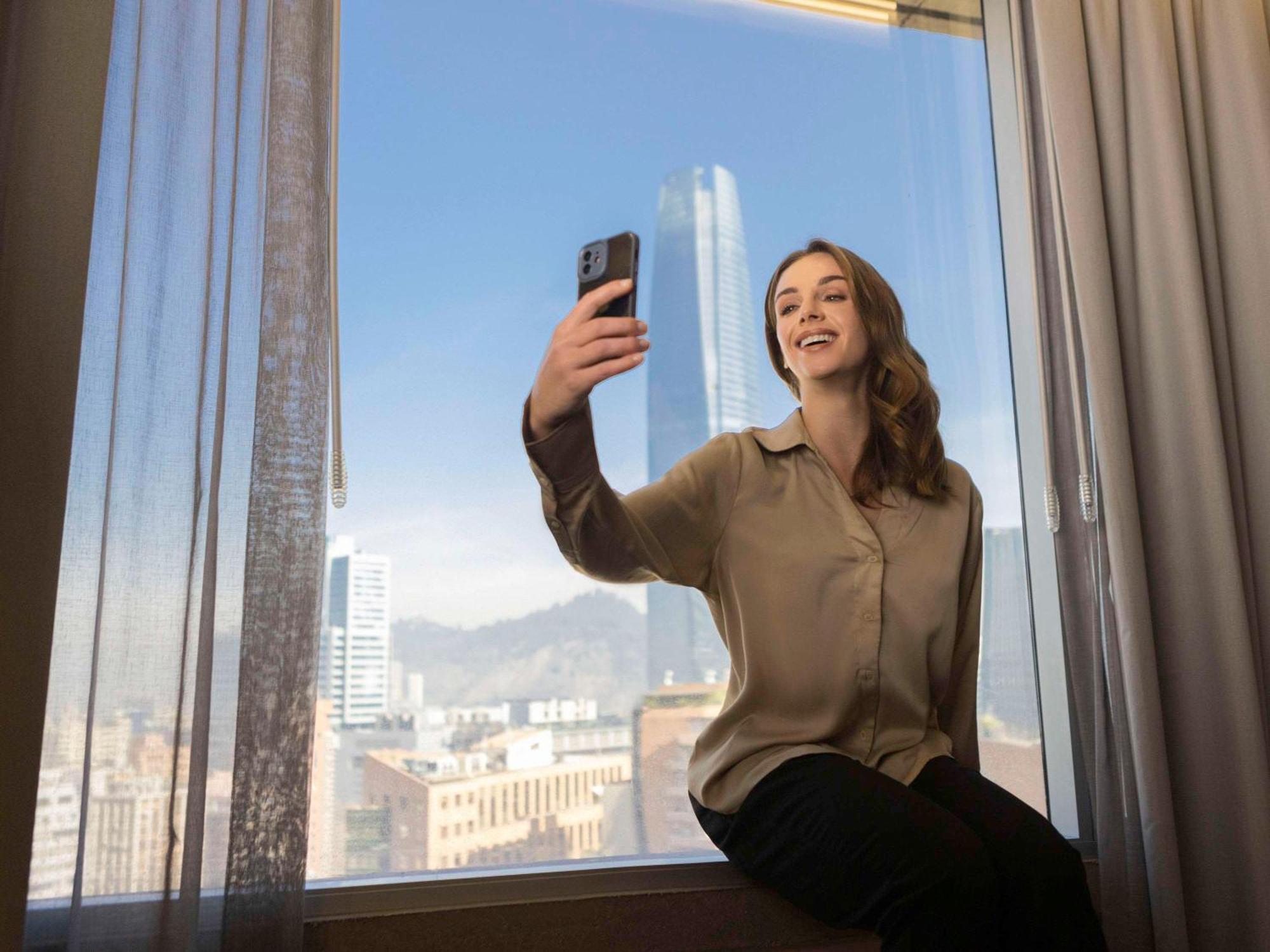 Hotel Pullman Santiago El Bosque Zewnętrze zdjęcie A woman taking a selfie