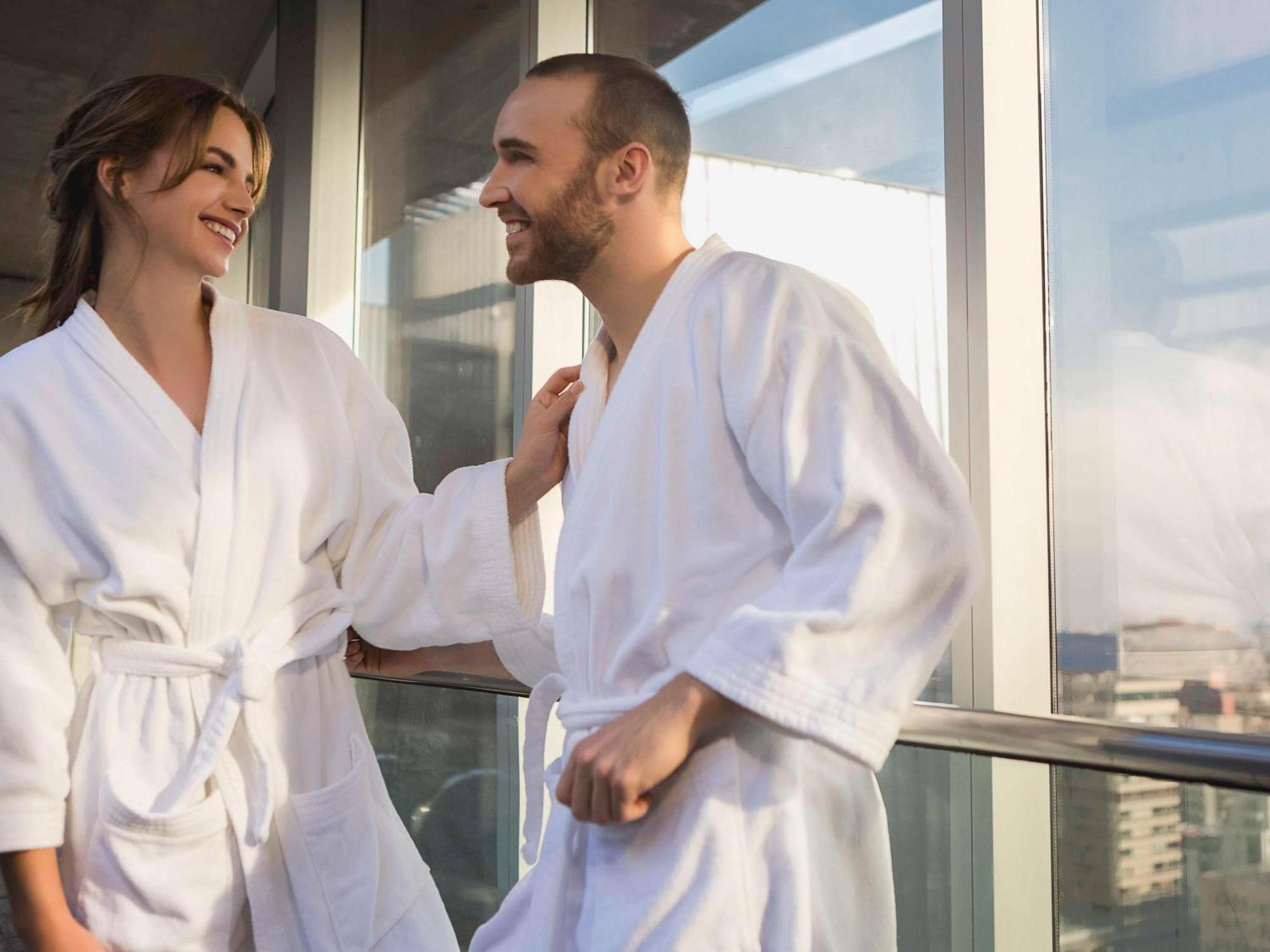 Hotel Pullman Santiago El Bosque Zewnętrze zdjęcie A couple wearing bathrobes