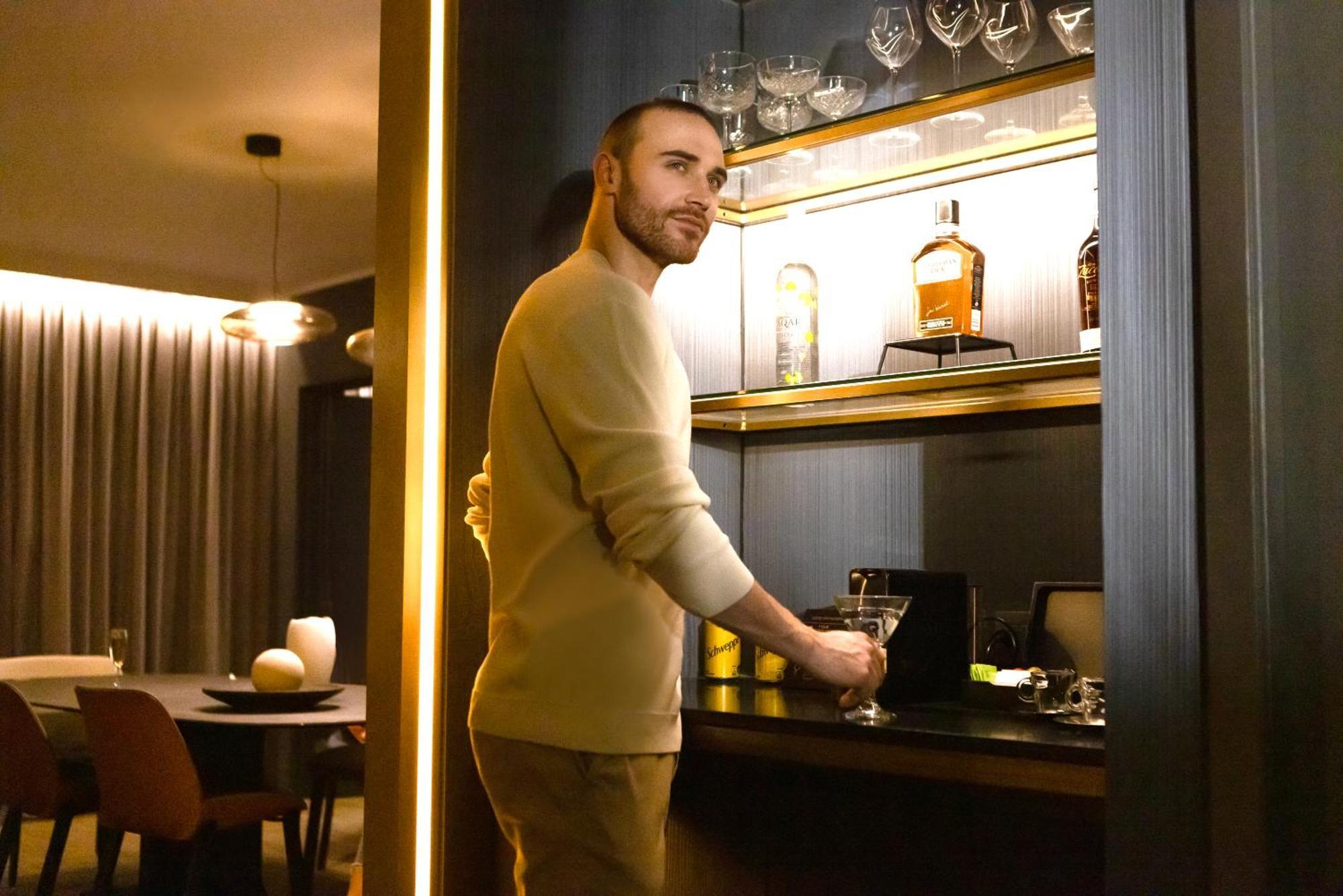 Hotel Pullman Santiago El Bosque Zewnętrze zdjęcie A bartender at work