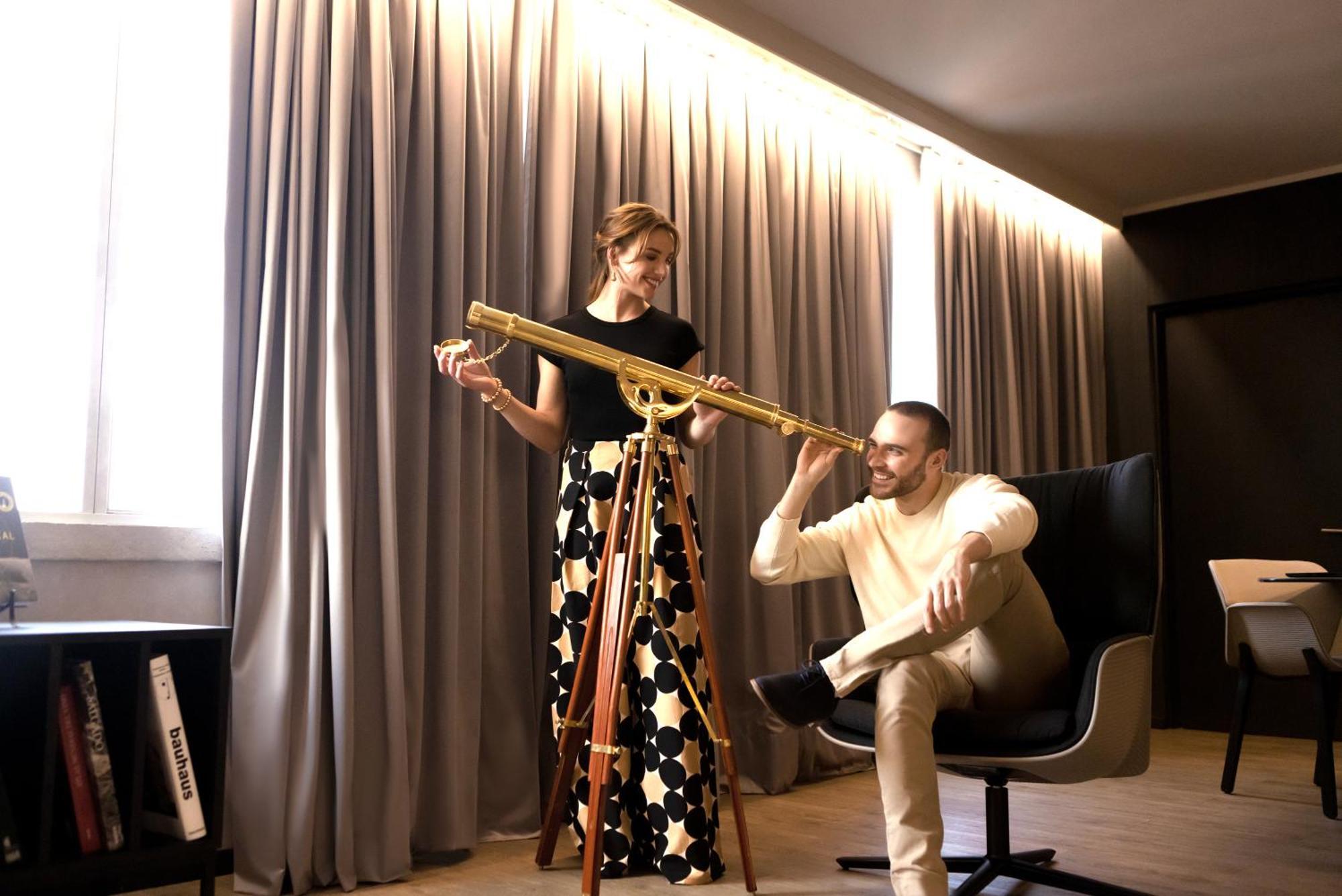 Hotel Pullman Santiago El Bosque Zewnętrze zdjęcie The 2015 winner, the Russian duo Sergey Ivanov and Ekaterina Ivanova, with the 2015 winner's trophy