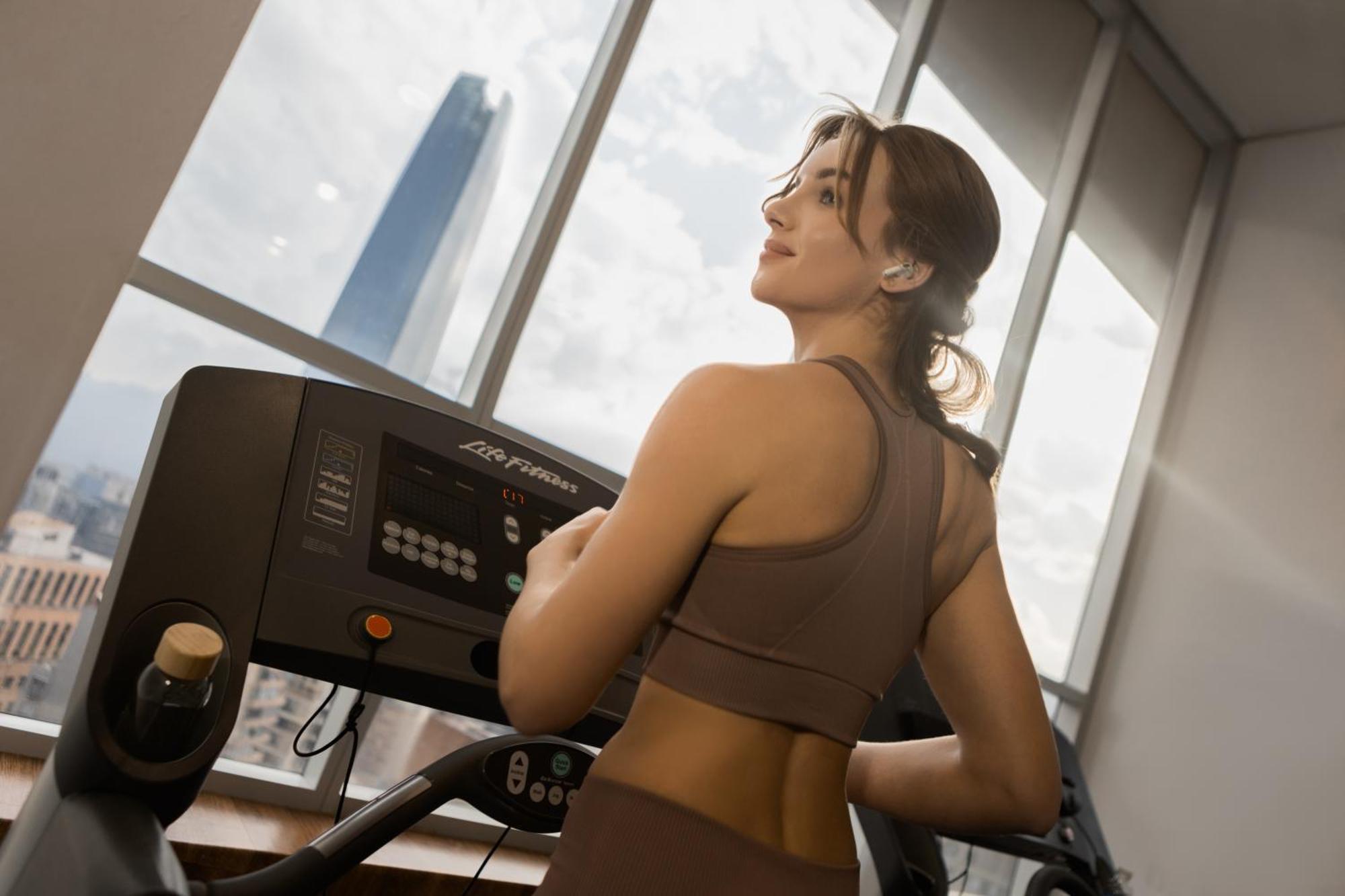 Hotel Pullman Santiago El Bosque Zewnętrze zdjęcie A woman exercising on a treadmill