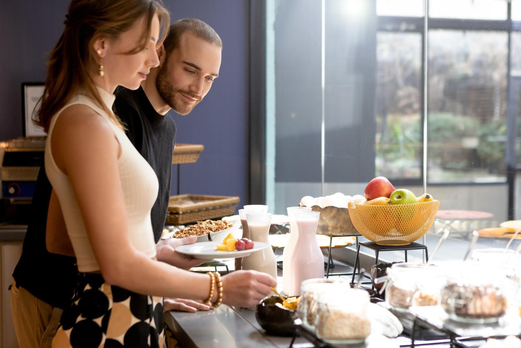 Hotel Pullman Santiago El Bosque Zewnętrze zdjęcie A couple cooking together