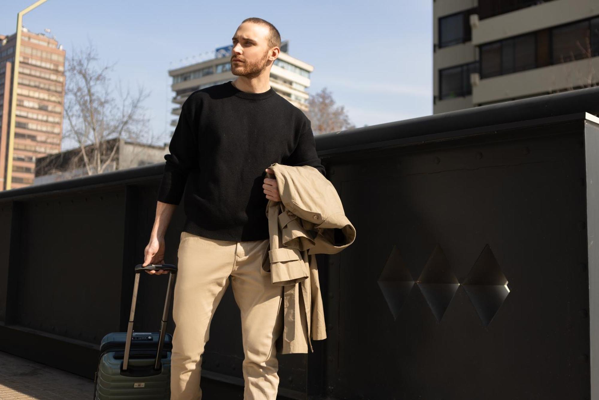 Hotel Pullman Santiago El Bosque Zewnętrze zdjęcie A man wearing a crew neck sweater