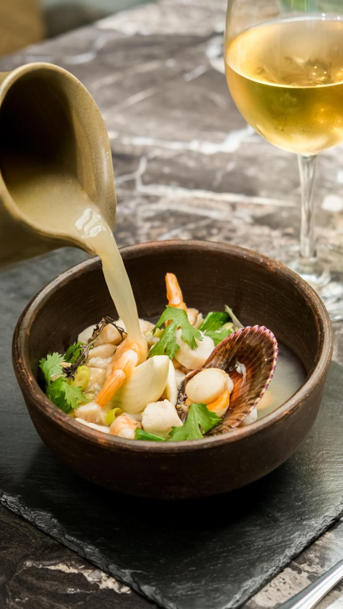 Hotel Pullman Santiago El Bosque Zewnętrze zdjęcie Bouillon being poured into a bowl of seafood