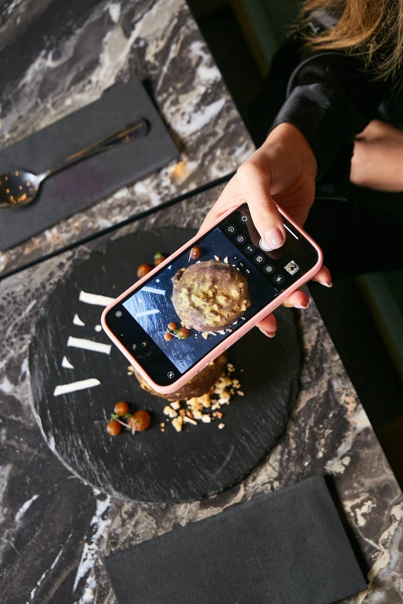 Hotel Pullman Santiago El Bosque Zewnętrze zdjęcie A smartphone being used to take a photograph of a food item