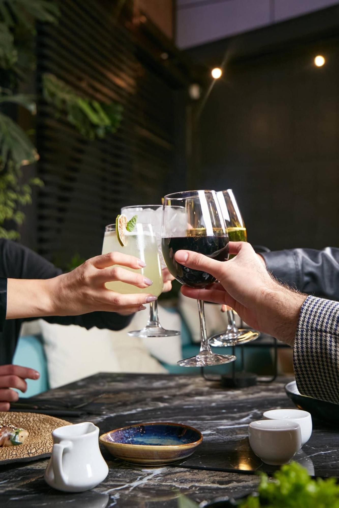 Hotel Pullman Santiago El Bosque Zewnętrze zdjęcie A toast with wine and cocktails